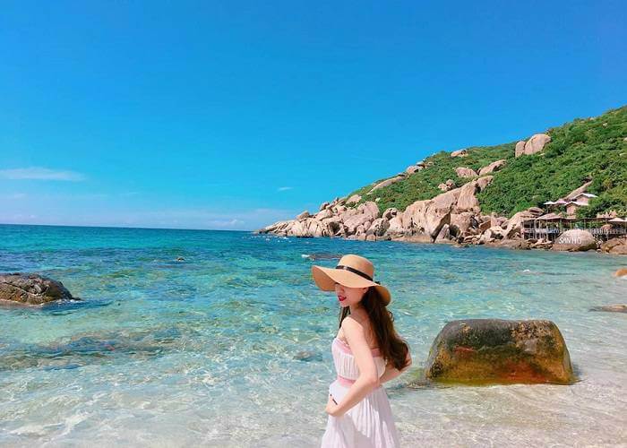 Beautiful Nha Trang beach cannot be missed when traveling